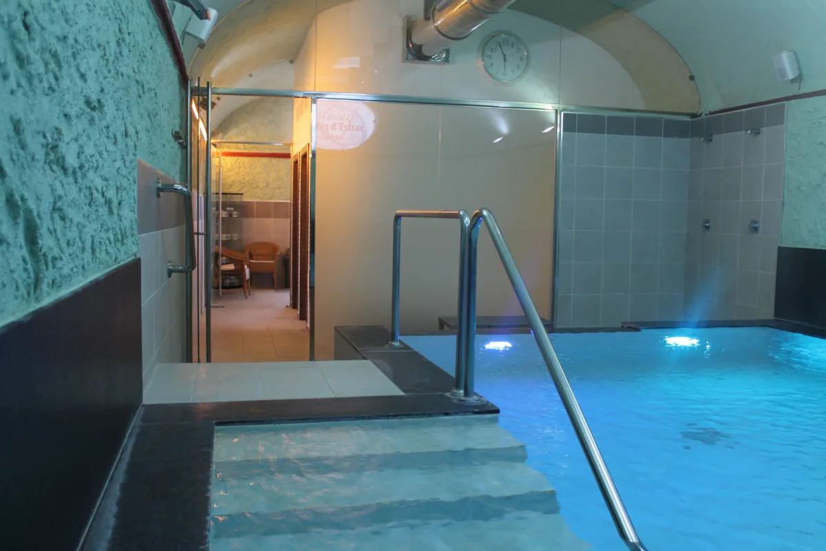 La piscina d'aigua termal del balneari, sota una volta de pedra