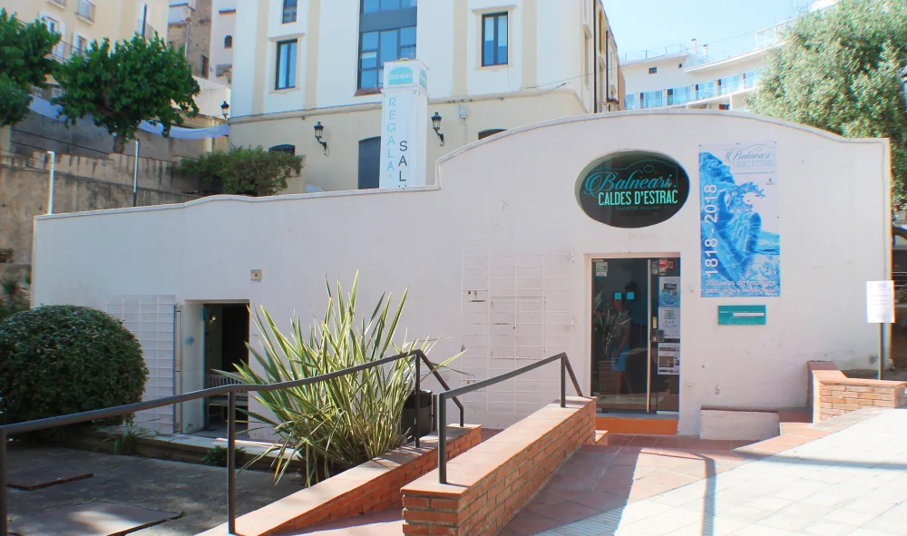 La façana del Balneari Caldes d'Estrac, al centre de la vila i a 150 metres de la platja