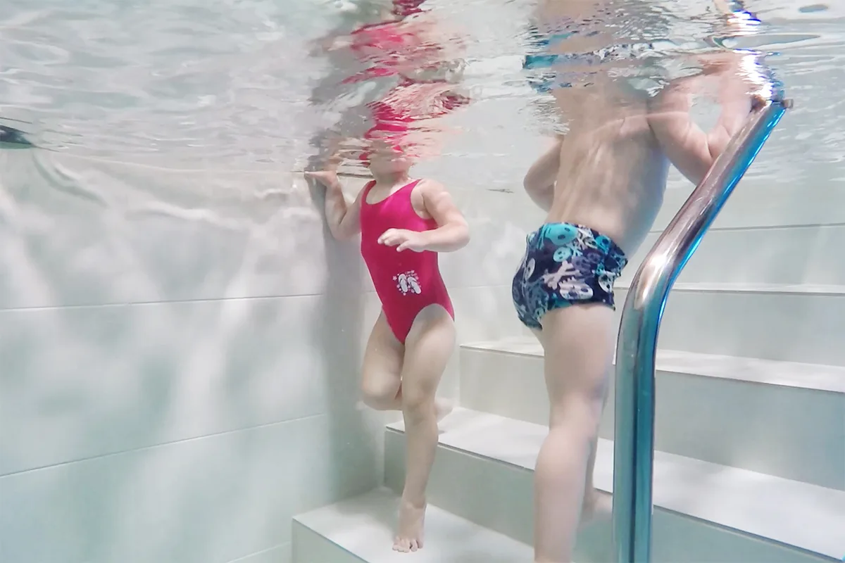 Una família gaudint de l'aigua termal de la piscina del balneari