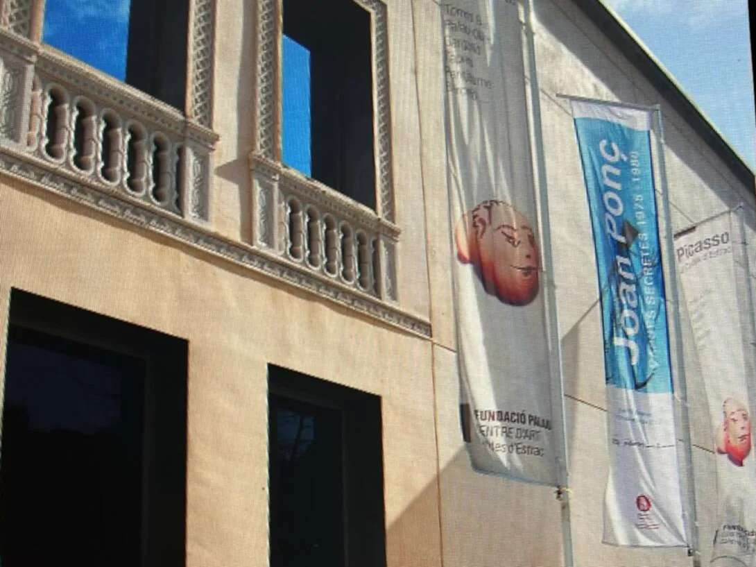 La façana de la Fundació Palau de Caldes d'Estrac, amb les banderoles de les exposicions de Picasso i Joan Ponç