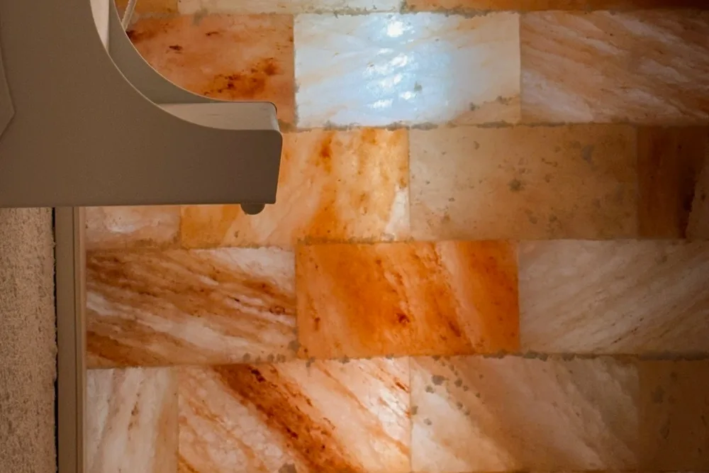 La paret de sal de la sala d'haloteràpia, il·luminada