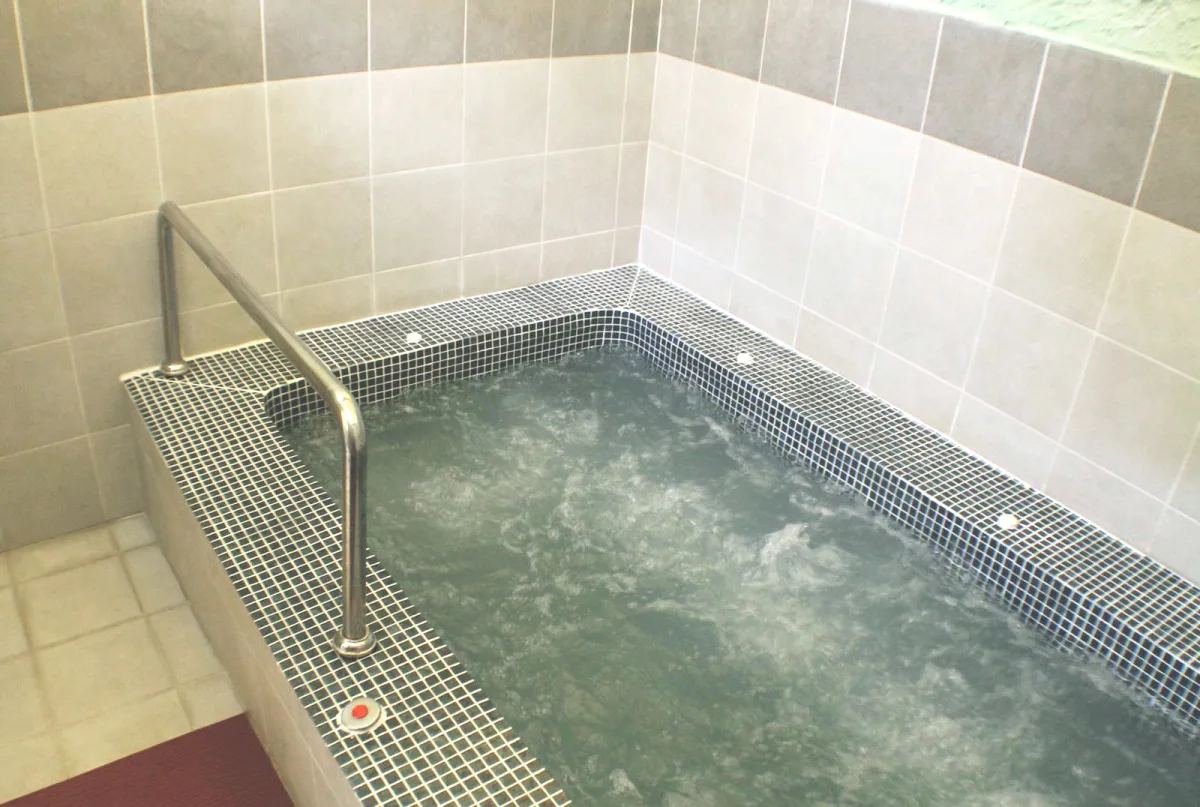 El jacuzzi nou del balneari, amb l'aigua termal en moviment