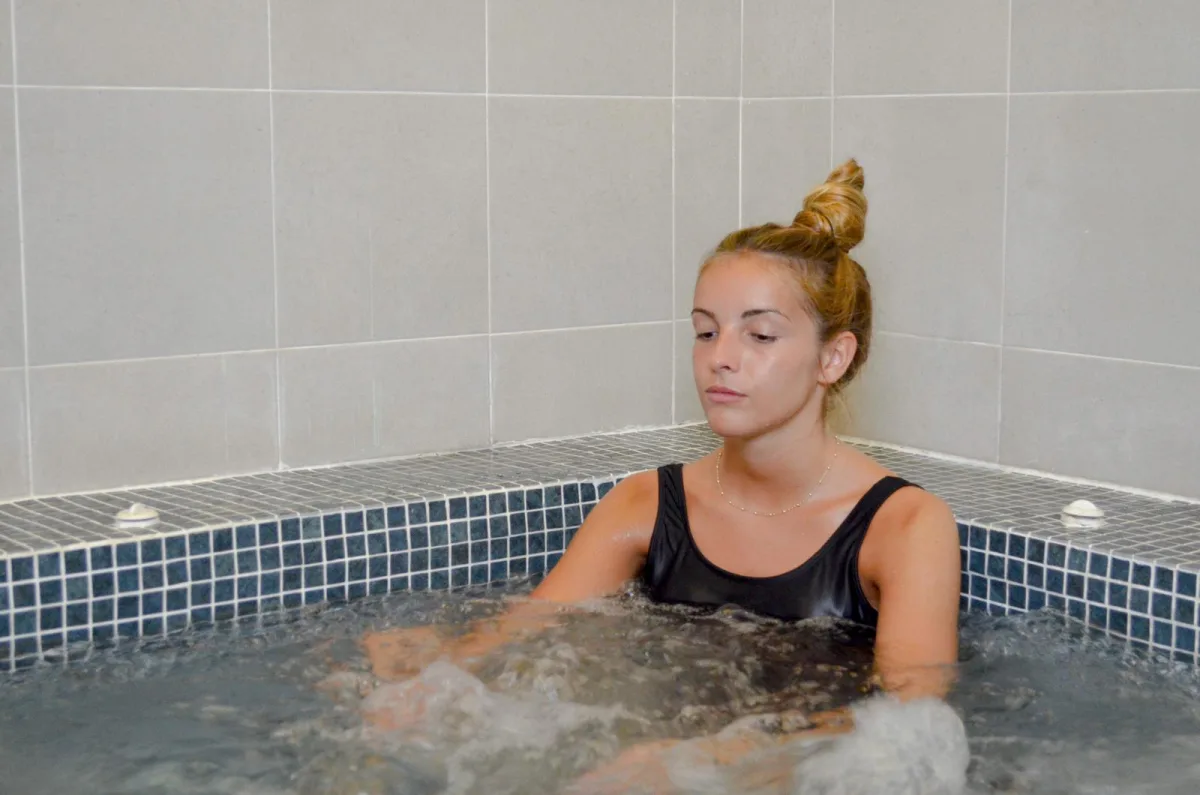 El jacuzzi renovat, amb la sala de pedra i llum càlida