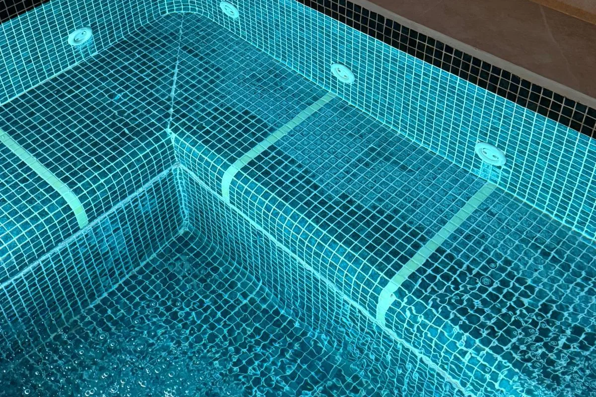 El jacuzzi renovat, amb la il·luminació encesa sota l'aigua