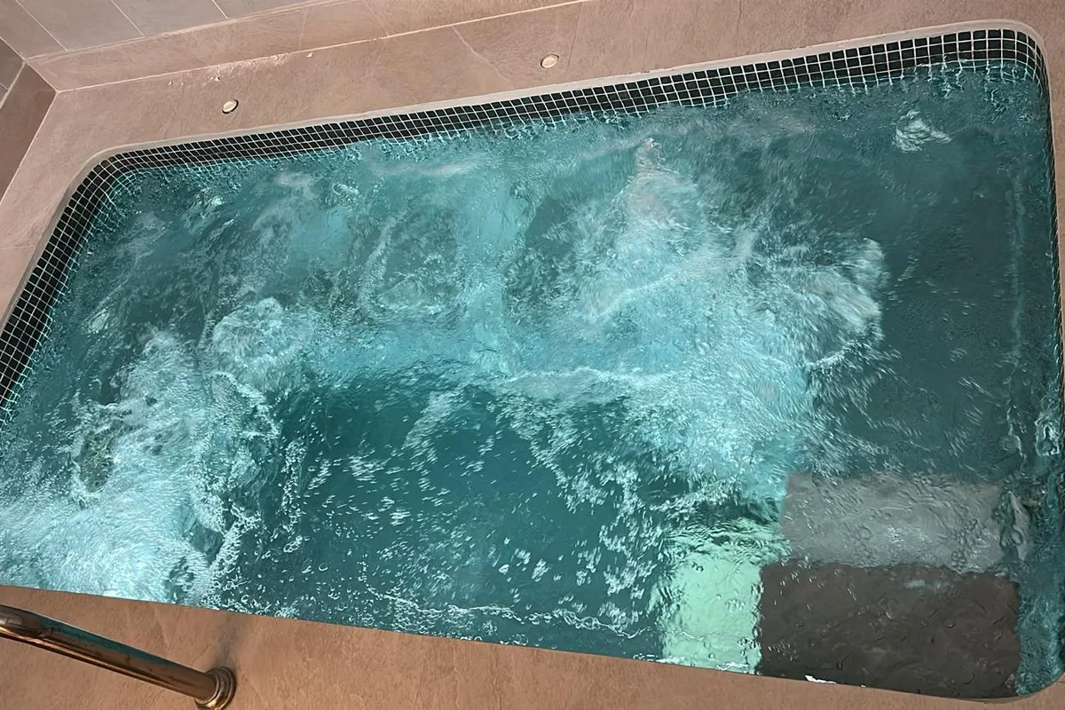 El jacuzzi d'aigua termal en funcionament, amb l'aigua en moviment