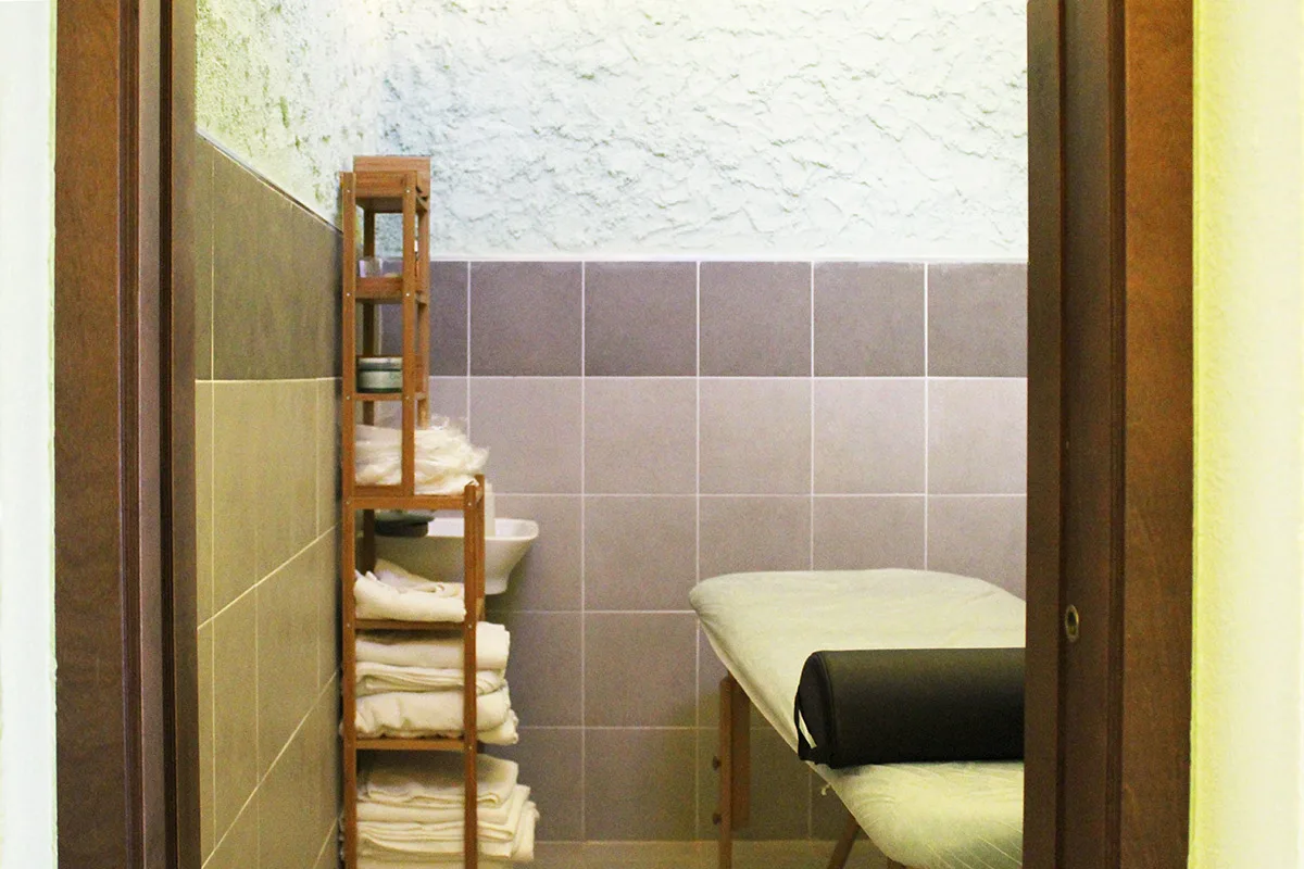 Massatge terapèutic a la cabina de tractaments del balneari