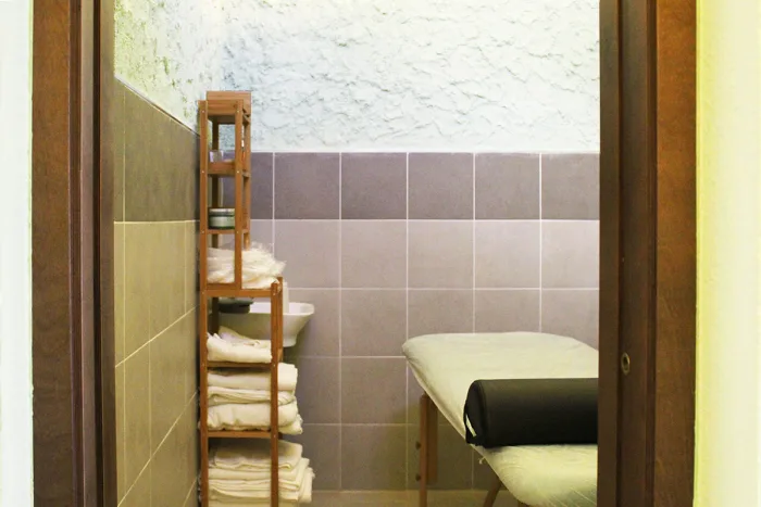 Massatge terapèutic a la cabina de tractaments del balneari