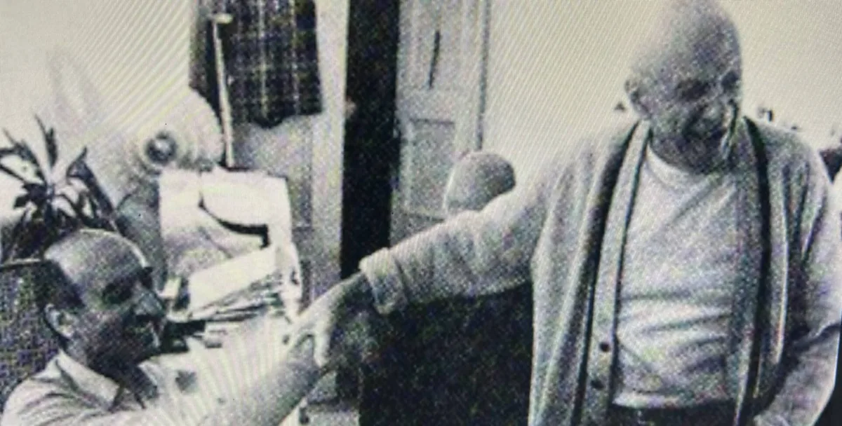 Fotografia històrica en blanc i negre de Pablo Picasso conversant en un interior
