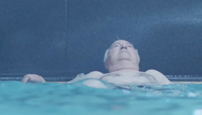 Usuaris relaxant-se dins la piscina manantial d'aigua termal