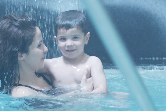 Detall de l'aigua termal de la piscina, que flueix sense recircular