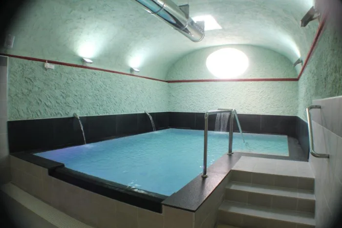 Zona de bany de la piscina termal amb llum natural
