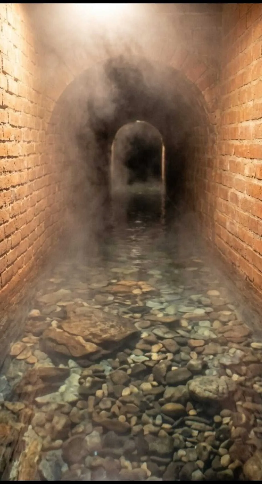 Il canale sotterraneo in cui scorre l'acqua termale della sorgente