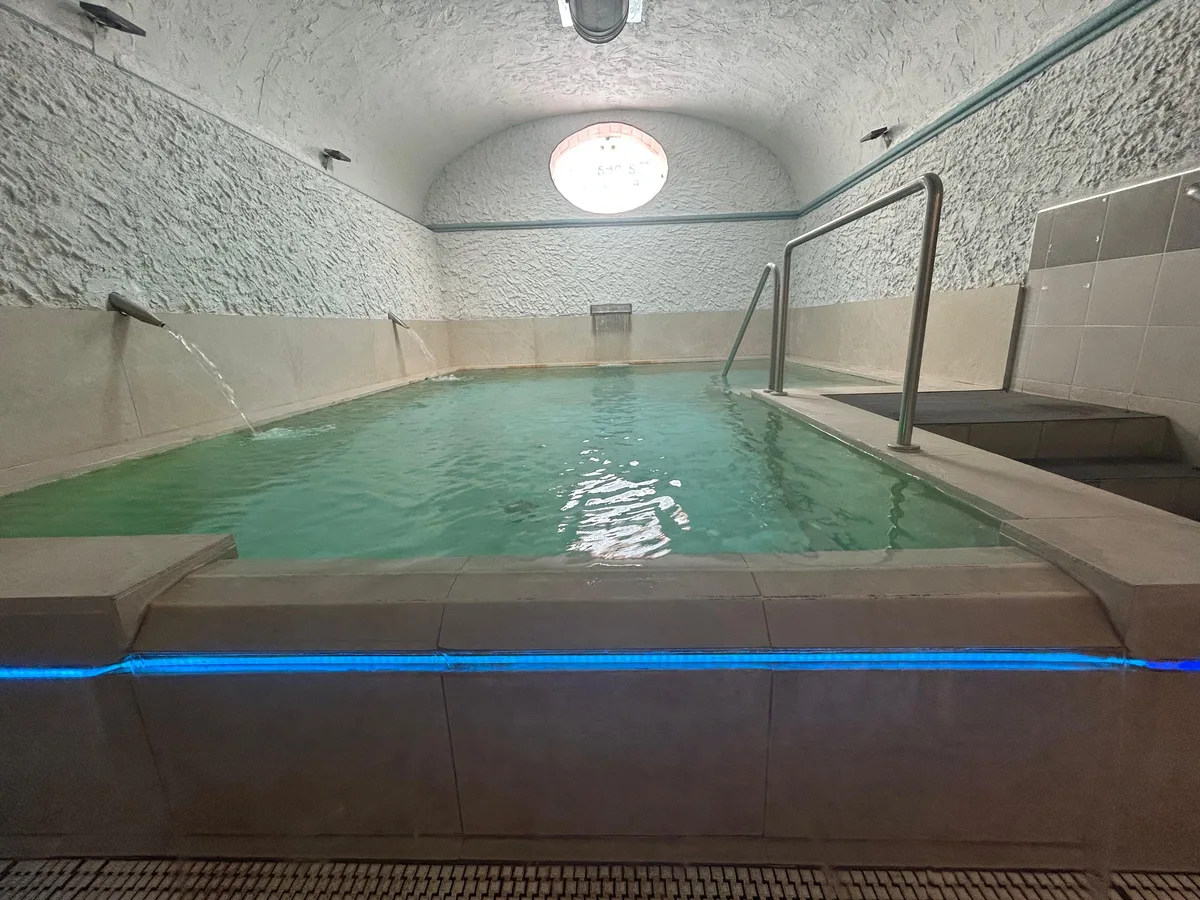 La piscina termal interior sota la volta de pedra