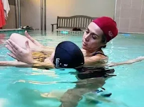 Sessió de fisioteràpia aquàtica a la piscina termal