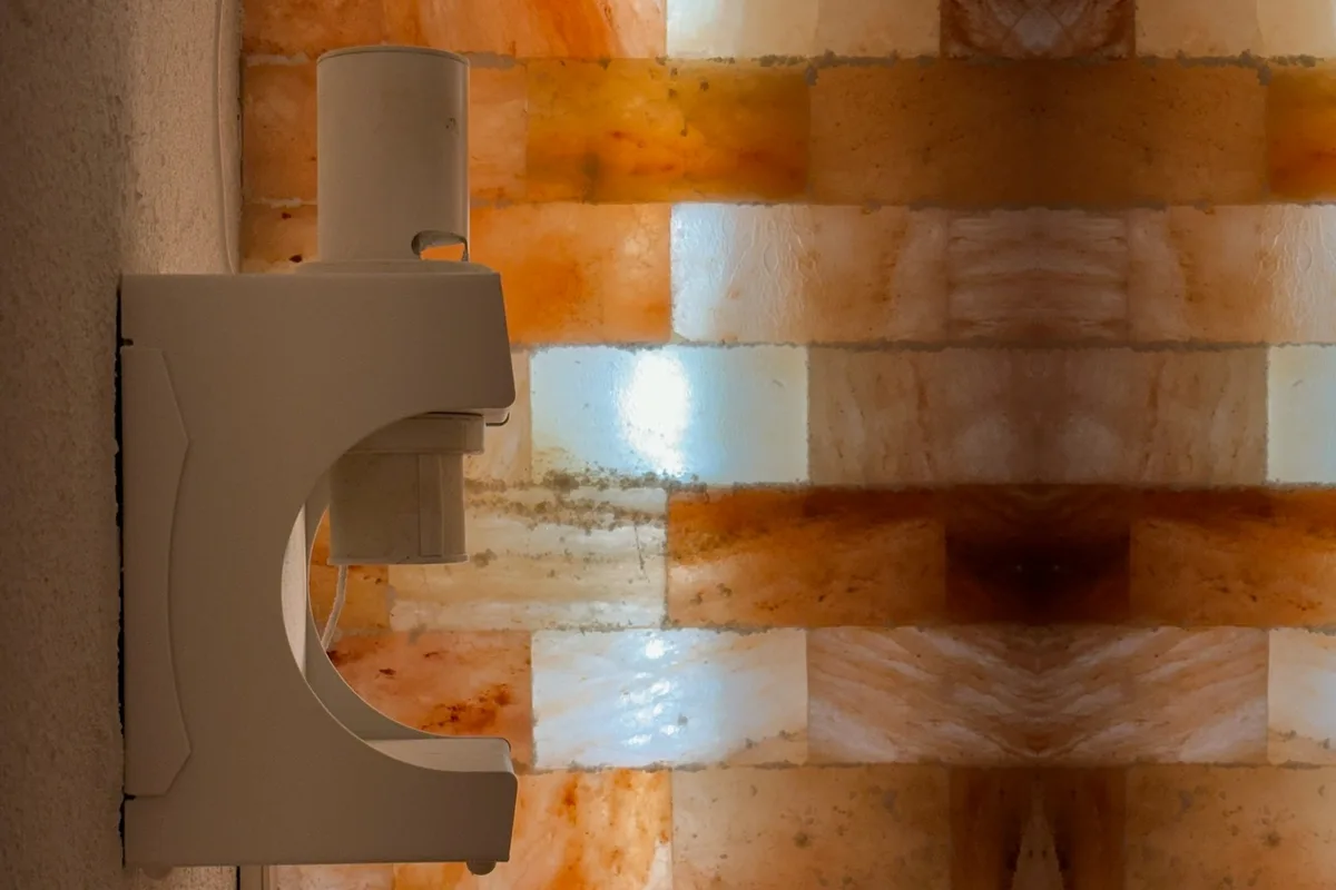El halogenerador complet de la sala de sal, davant la paret de sal il·luminada